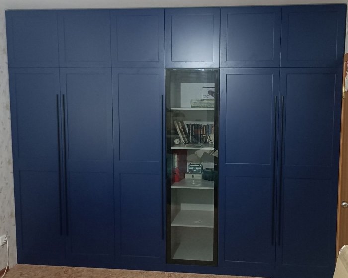 Темно синий распашной шкаф с фрезеровкой. Фото проекта