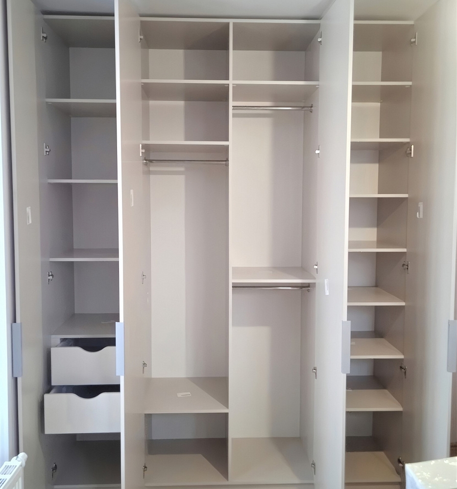 Шкаф корпусный с разнообразными системами хранения. Фото выполненного проекта